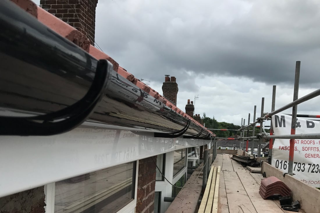 Main header - "Fast Fix Roofing and Guttering"