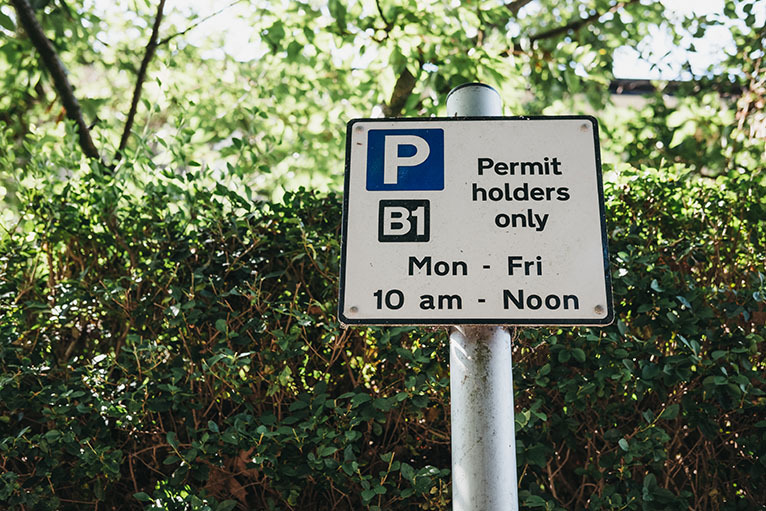Sign saying "permit holders only"