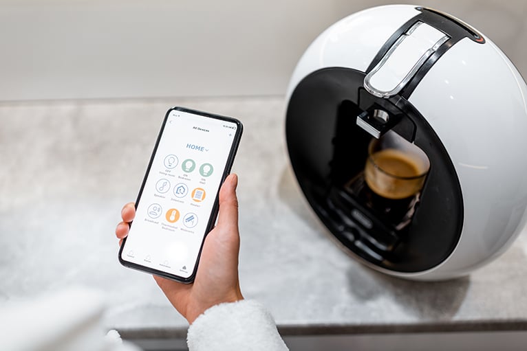 Coffee machine controlled by smartphone