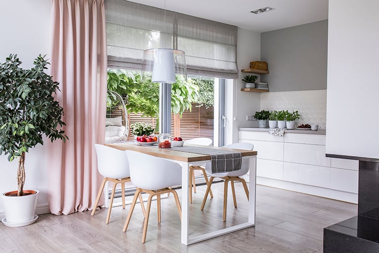Kitchen with grey blinds and pink curtains
