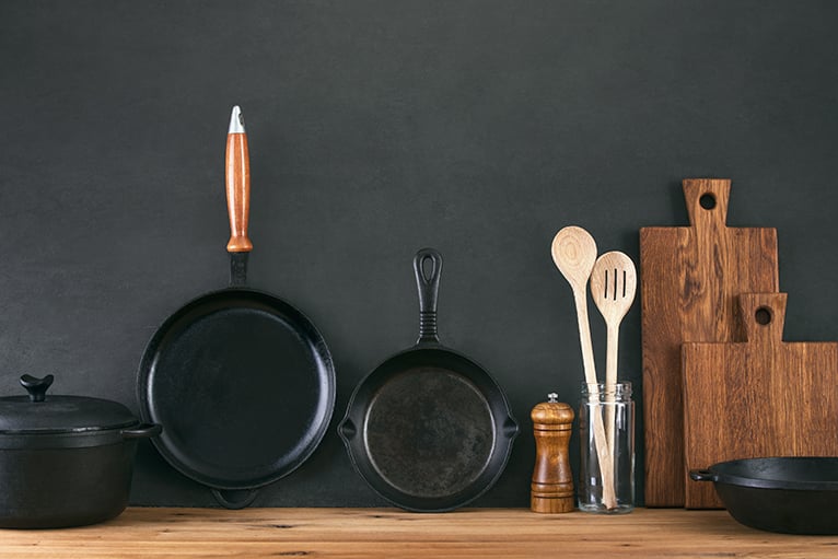 Kitchenware including a cast iron pan