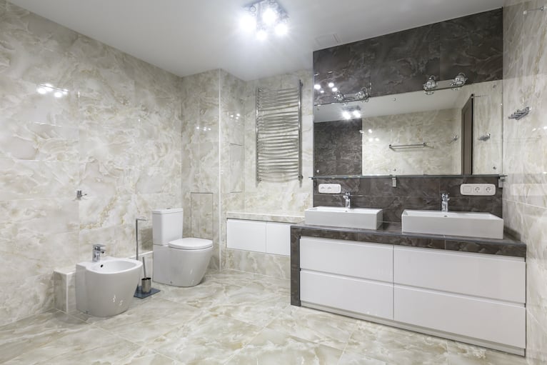 Large bathroom with light and brown marble tiles