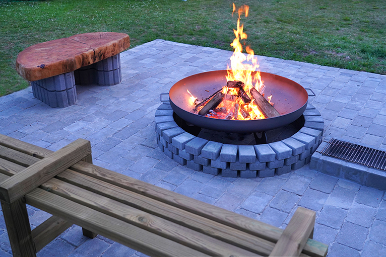 Built in fire pit in garden, in all year round garden