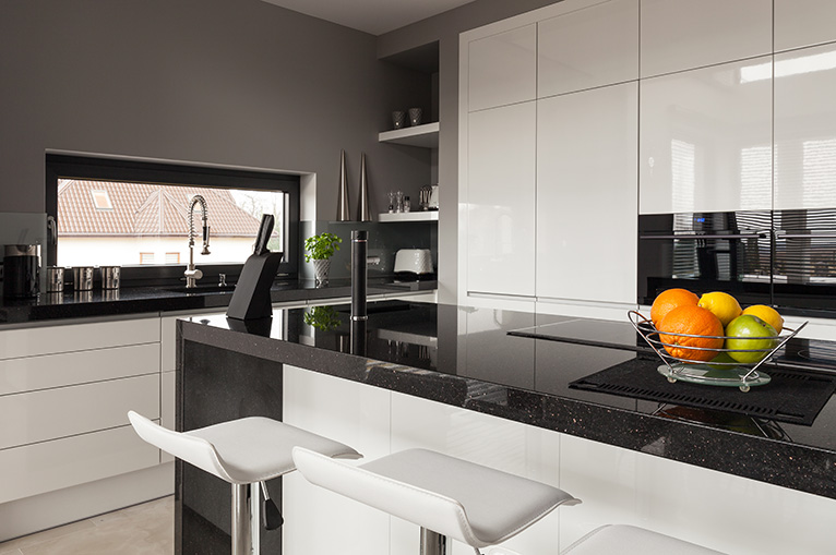 Black and white kitchen with fruit bowl on kitchen island