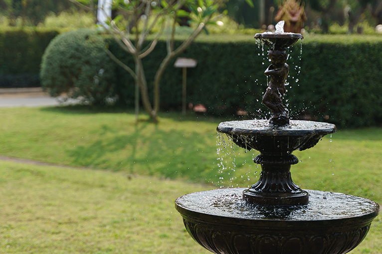 Bridgerton style garden: Antique style water fountain