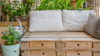 Garden hacks: DIY pallet garden couch surrounded by plants