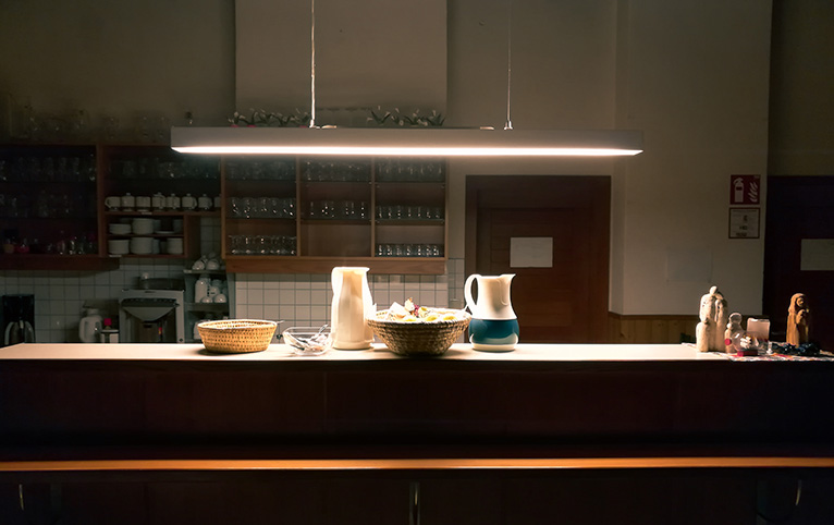 Home lighting: Light bar over kitchen island