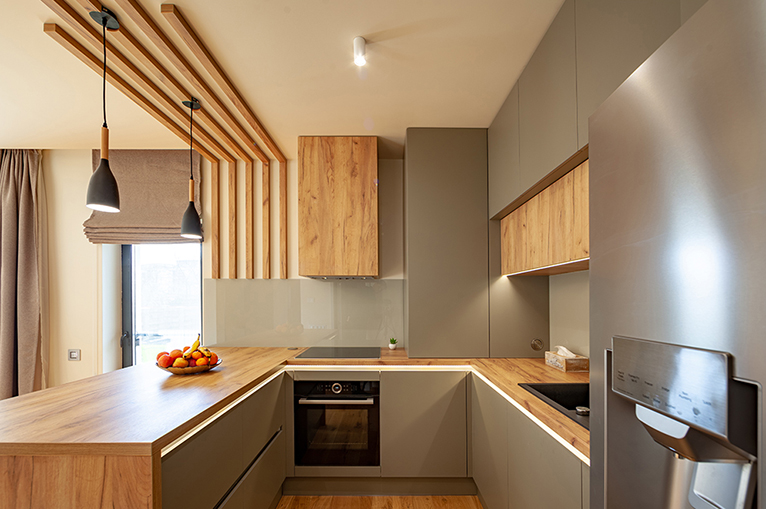 Picture of a kitchen with wooden fittings and grey walls