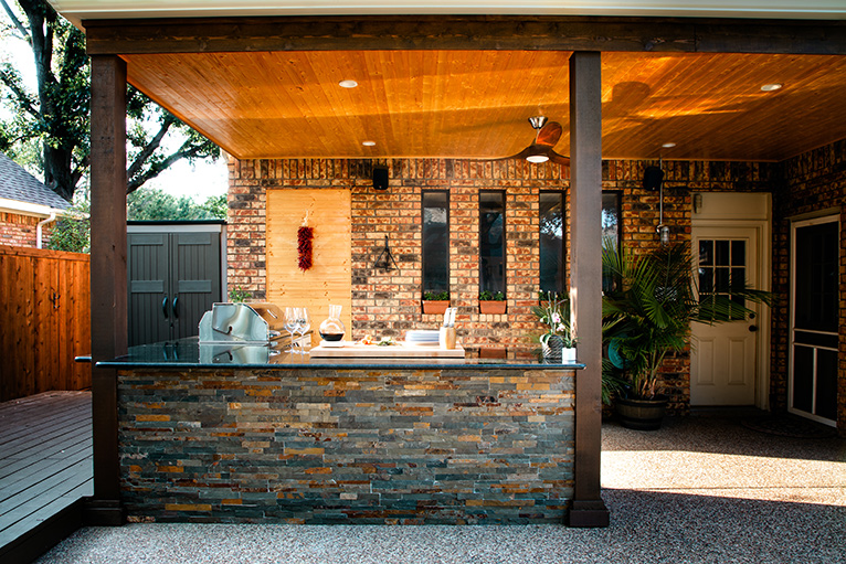 Outdoor bar and kitchen built from brick