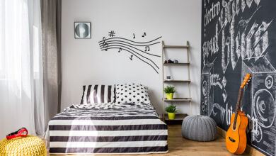Picture of a room with musical themed decor and instruments