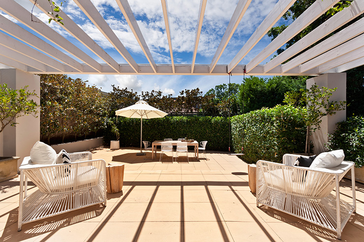 Picture of a garden patio with white furniture 
