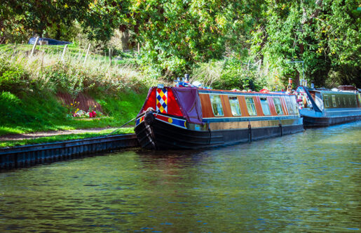 Picture of a narrowboat with red paint 