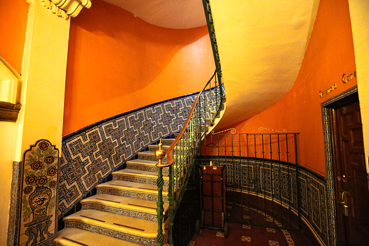 Picture of a Mexican style staircase with orange walls