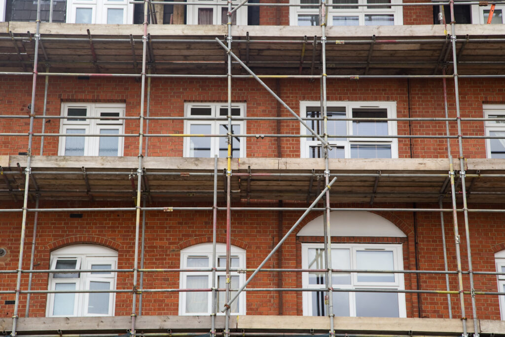 Photo d'une maison avec échafaudage sur trois étages